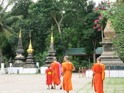 Monks touring Wat Xieng Toung